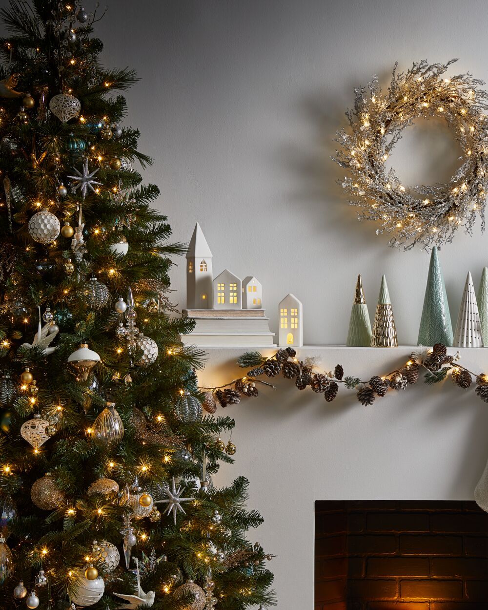 How to Perfect the Monochromatic Christmas Look - Gluckstein Home |  Gluckstein Elements, image size:1000x1249